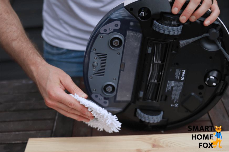 К нижней части моющего робота Yeedi Mop прикреплен сменный диск из микрофибры 